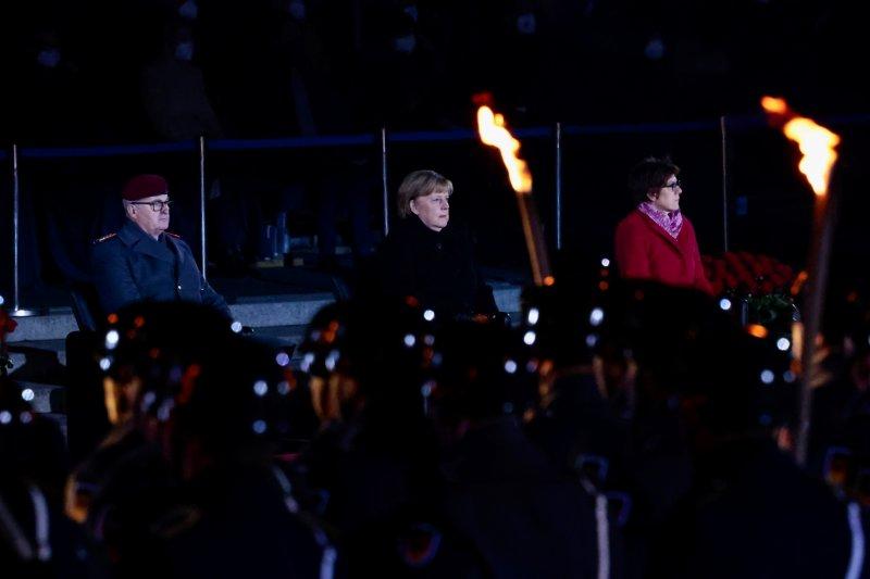 Almanya Başbakanı Merkel için askeri veda töreni