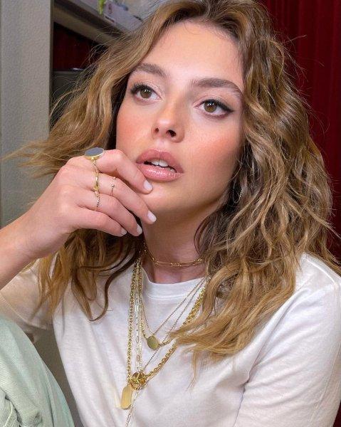 Melis Sezen ödül gecesine damga vurdu