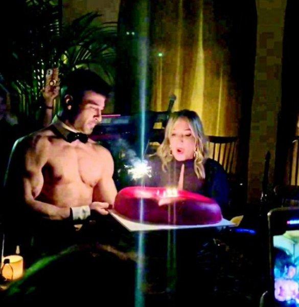 Saba Tümer doğum gününü kutladı