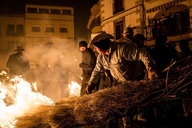 İspanya'da geleneksel 'Büyük Süpürgeler' festivali düzenlendi