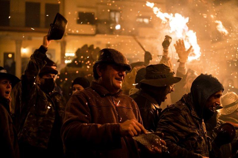 İspanya'da geleneksel 'Büyük Süpürgeler' festivali düzenlendi