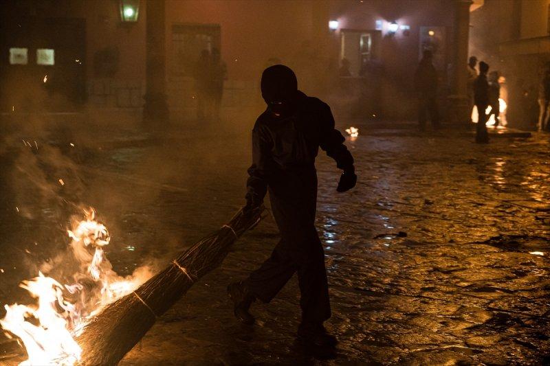 İspanya'da geleneksel 'Büyük Süpürgeler' festivali düzenlendi
