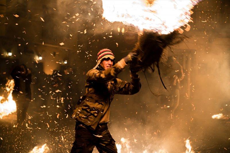 İspanya'da geleneksel 'Büyük Süpürgeler' festivali düzenlendi