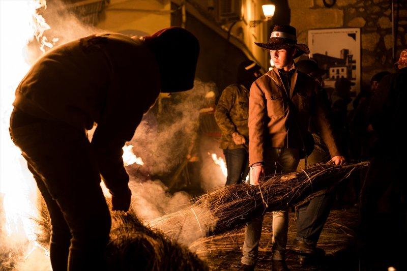 İspanya'da geleneksel 'Büyük Süpürgeler' festivali düzenlendi