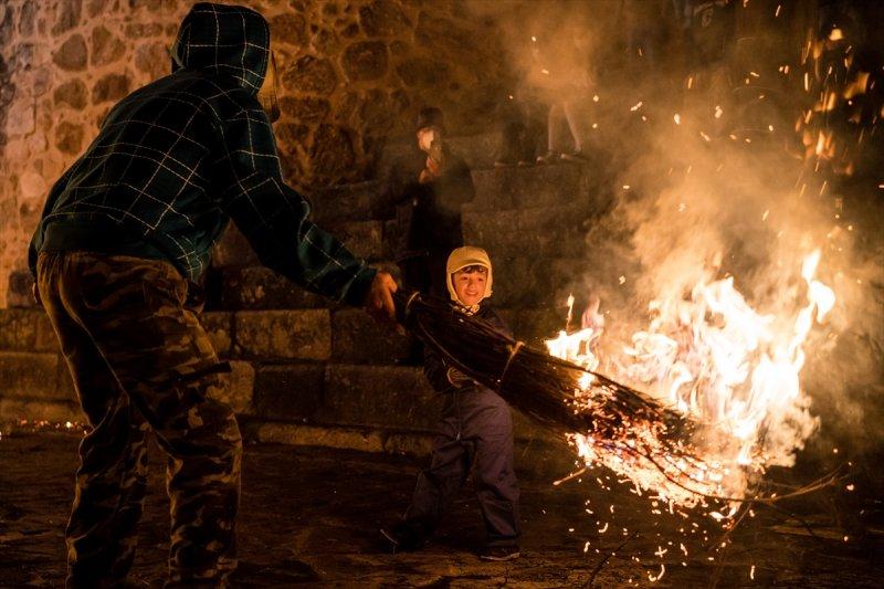 İspanya'da geleneksel 'Büyük Süpürgeler' festivali düzenlendi