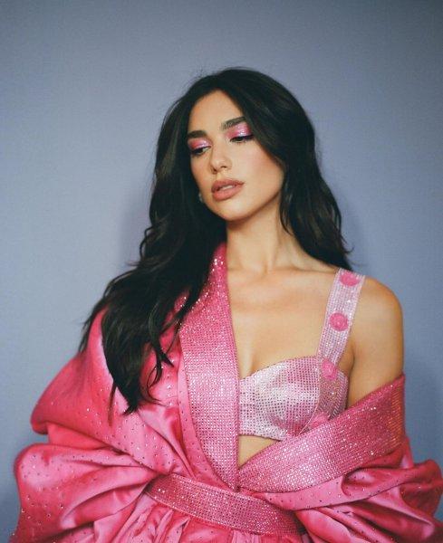 Dua Lipa'nin nefes kesen güzelliği