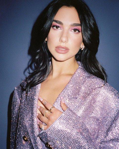 Dua Lipa'nin nefes kesen güzelliği