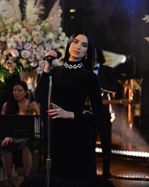Dua Lipa'nin nefes kesen güzelliği