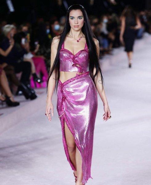 Dua Lipa'nin nefes kesen güzelliği