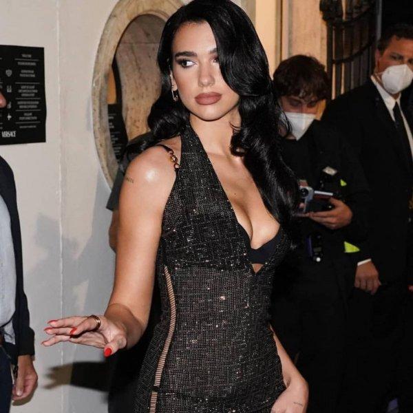 Dua Lipa'nin nefes kesen güzelliği