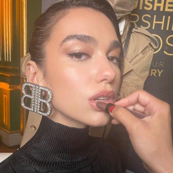 Dua Lipa'nin nefes kesen güzelliği