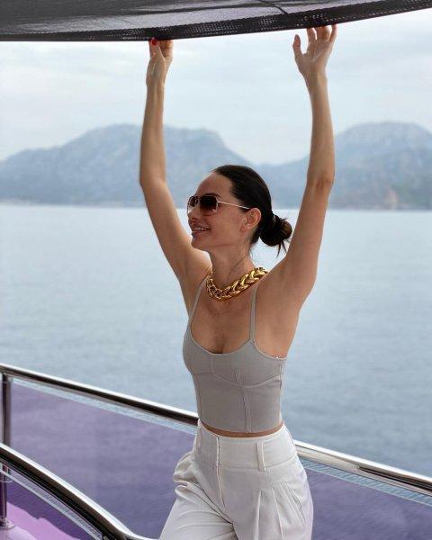 Yasemin Özilhan'ın sosyal medyayı sallayan pozları