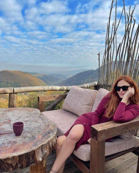 Mine Tugay nefes kesen kareleriyle dikkat çekiyor