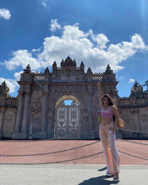 The Queen of Eurasia Güzellik Yarışması'nın birincisi Moujan Rajaei oldu