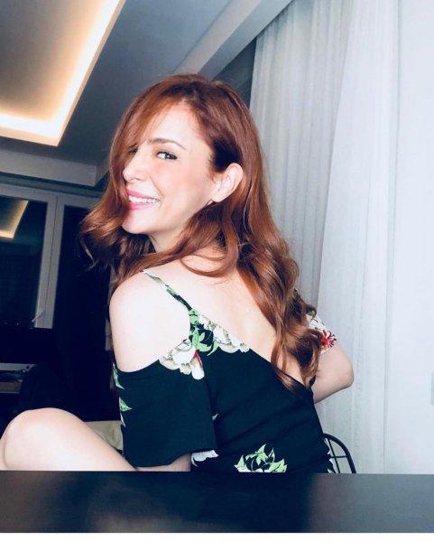 Mine Tugay nefes kesen kareleriyle dikkat çekiyor