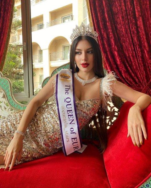 The Queen of Eurasia Güzellik Yarışması'nın birincisi Moujan Rajaei oldu