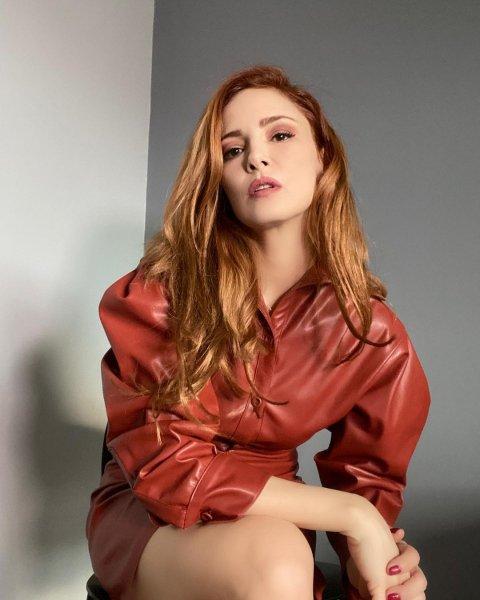 Mine Tugay nefes kesen kareleriyle dikkat çekiyor