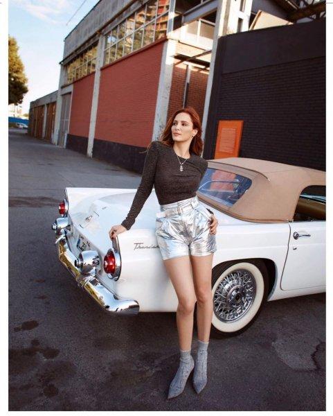 Mine Tugay nefes kesen kareleriyle dikkat çekiyor