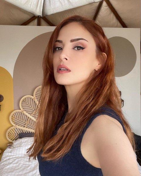 Mine Tugay nefes kesen kareleriyle dikkat çekiyor