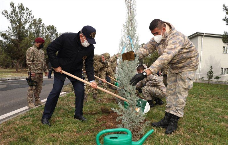 Bakan Hulusi Akar'dan 14. İnsansız Uçak Sistemleri Üs Komutanlığı'na ziyaret