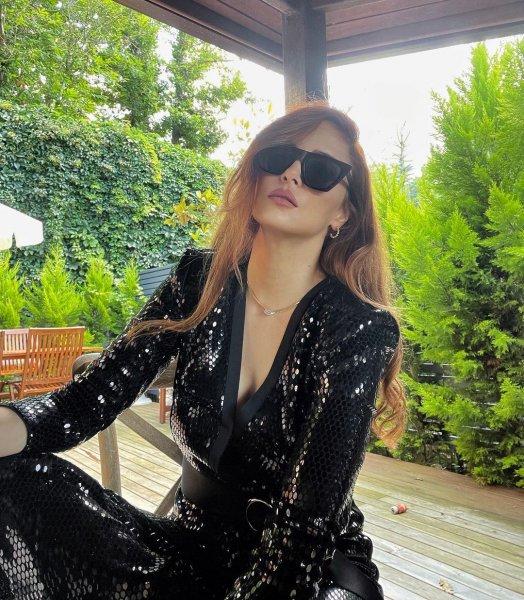 Mine Tugay nefes kesen kareleriyle dikkat çekiyor