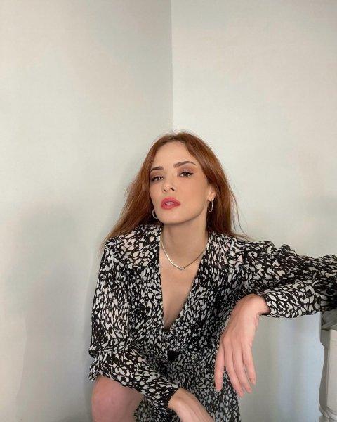 Mine Tugay nefes kesen kareleriyle dikkat çekiyor