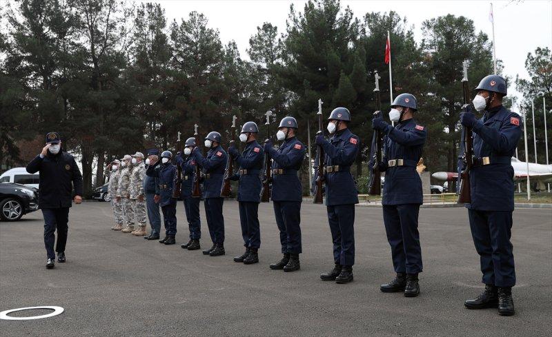 Bakan Hulusi Akar'dan 14. İnsansız Uçak Sistemleri Üs Komutanlığı'na ziyaret