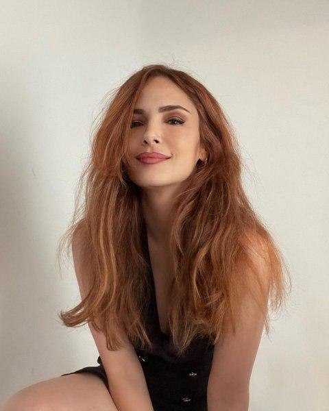 Mine Tugay nefes kesen kareleriyle dikkat çekiyor