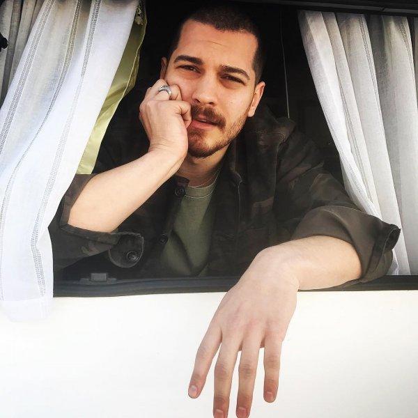 Çağatay Ulusoy sık sık imaj değiştiriyor