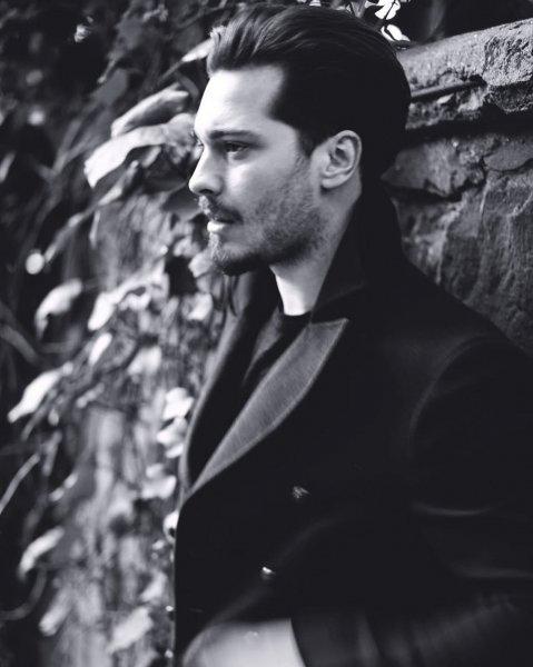 Çağatay Ulusoy sık sık imaj değiştiriyor