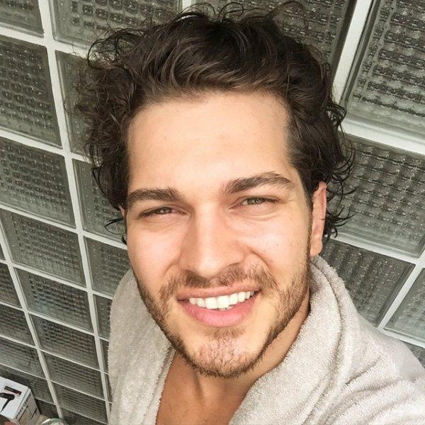 Çağatay Ulusoy sık sık imaj değiştiriyor