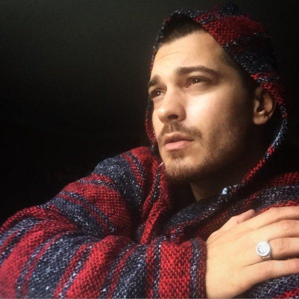 Çağatay Ulusoy sık sık imaj değiştiriyor