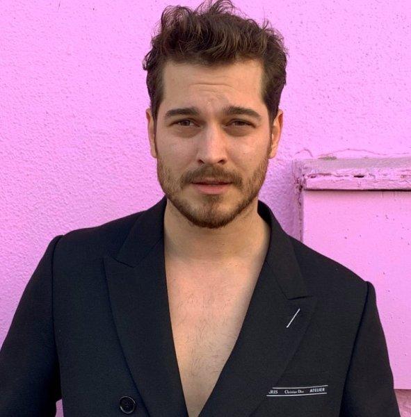 Çağatay Ulusoy sık sık imaj değiştiriyor