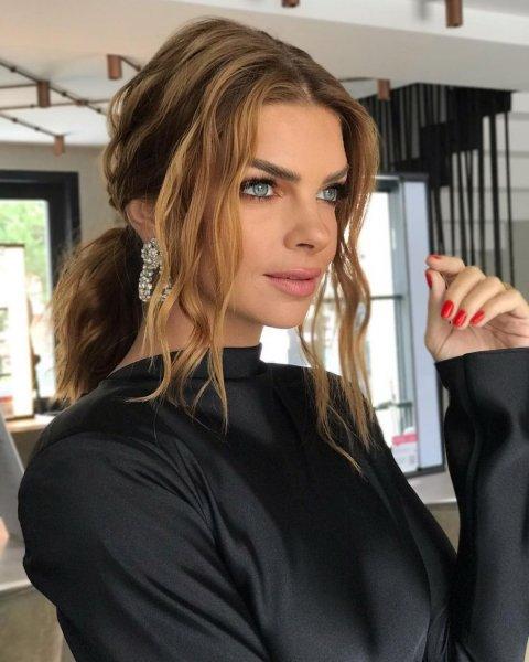 Pelin Karahan fit görüntüsüyle dikkat çekiyor