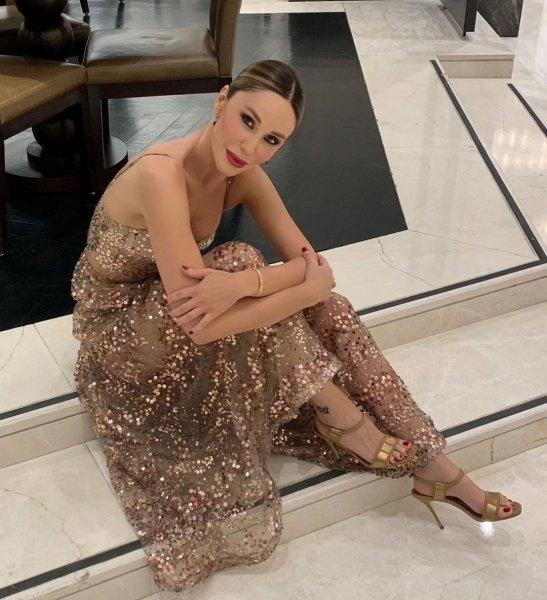 Güzel fiziği ile dikkat çeken Demet Şener'in paylaşımları