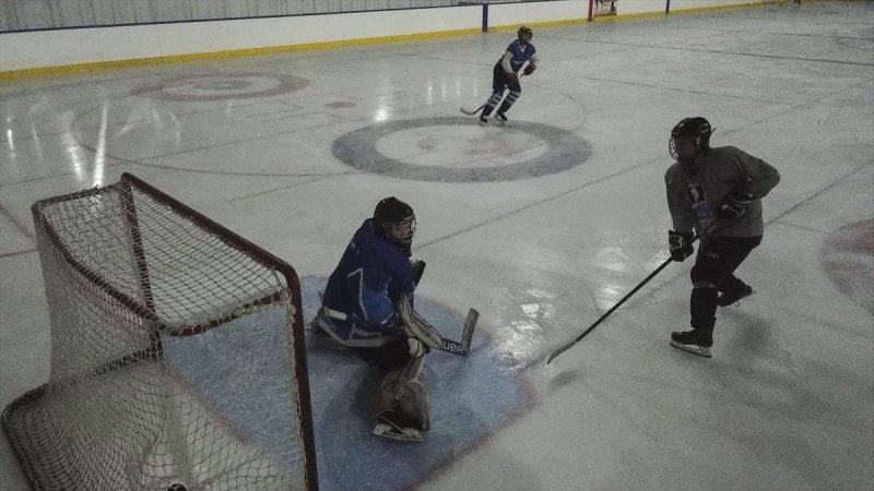 Gümüş Patenler Kadın Buz Hokeyi Takımı oyuncuları, tabuları yıkmak istiyor