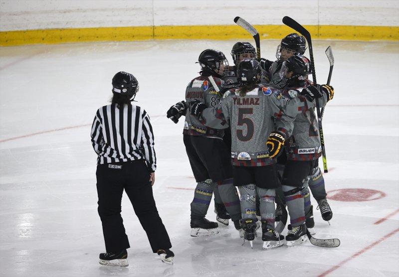 Gümüş Patenler Kadın Buz Hokeyi Takımı oyuncuları, tabuları yıkmak istiyor