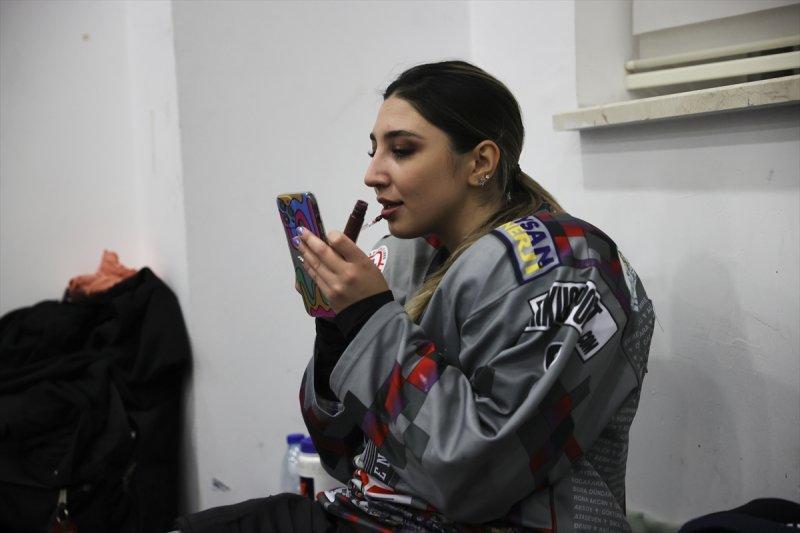 Gümüş Patenler Kadın Buz Hokeyi Takımı oyuncuları, tabuları yıkmak istiyor