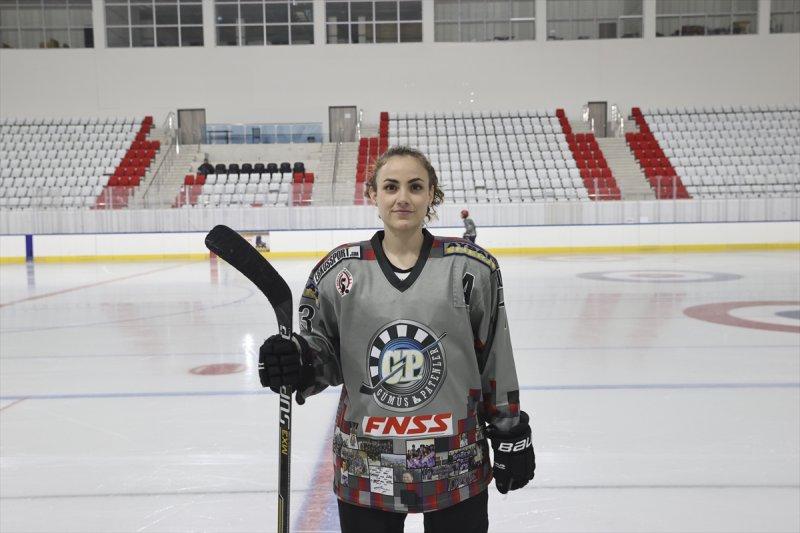 Gümüş Patenler Kadın Buz Hokeyi Takımı oyuncuları, tabuları yıkmak istiyor