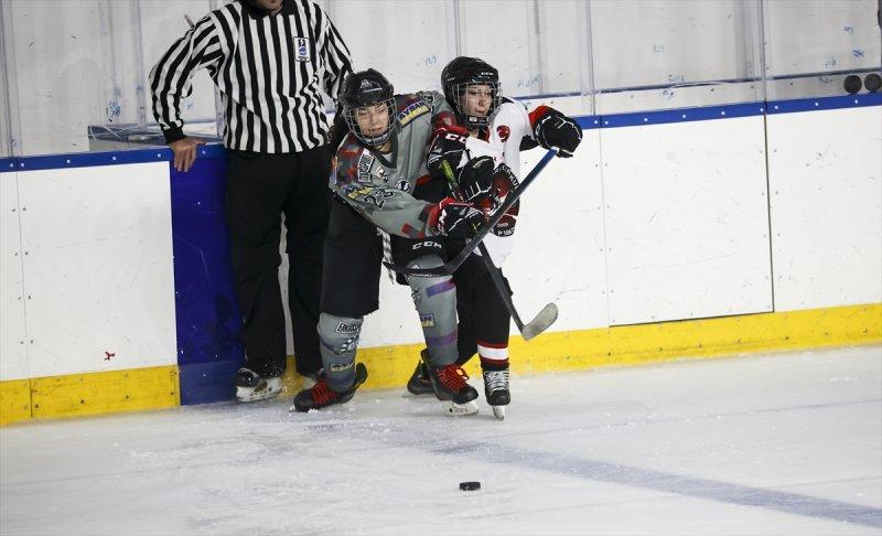 Gümüş Patenler Kadın Buz Hokeyi Takımı oyuncuları, tabuları yıkmak istiyor