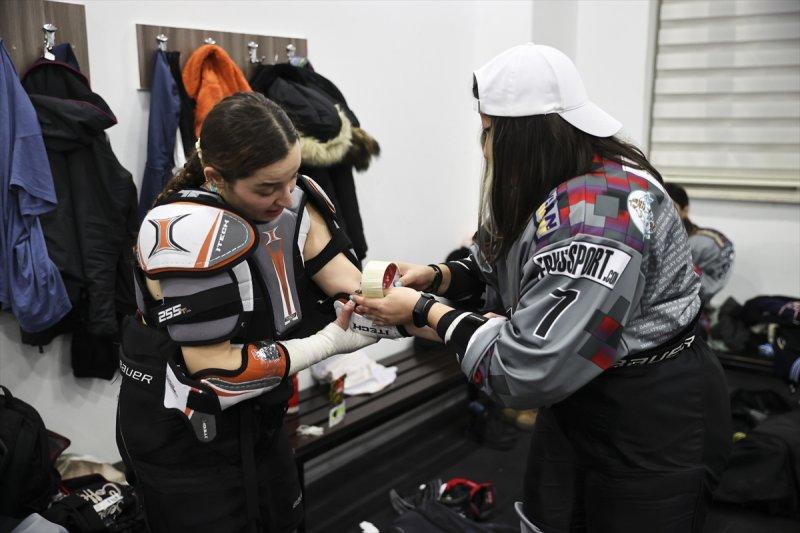 Gümüş Patenler Kadın Buz Hokeyi Takımı oyuncuları, tabuları yıkmak istiyor