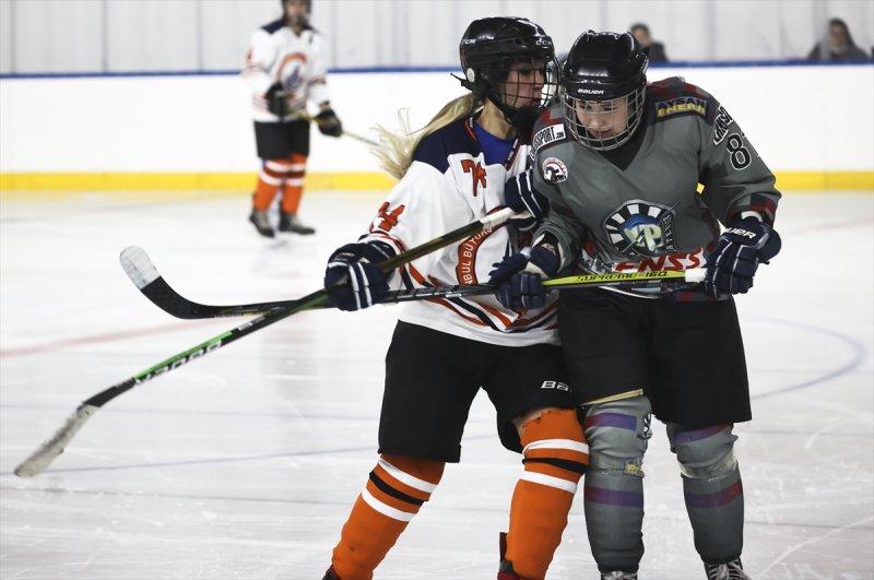 Gümüş Patenler Kadın Buz Hokeyi Takımı oyuncuları, tabuları yıkmak istiyor