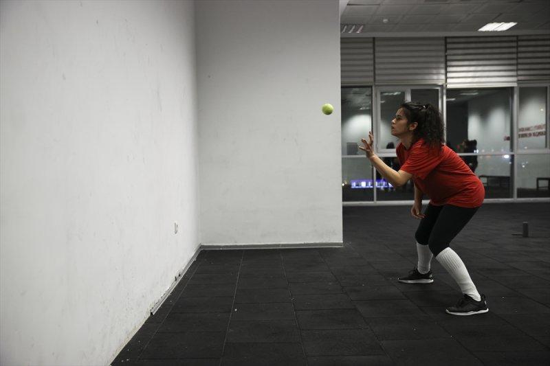 Gümüş Patenler Kadın Buz Hokeyi Takımı oyuncuları, tabuları yıkmak istiyor