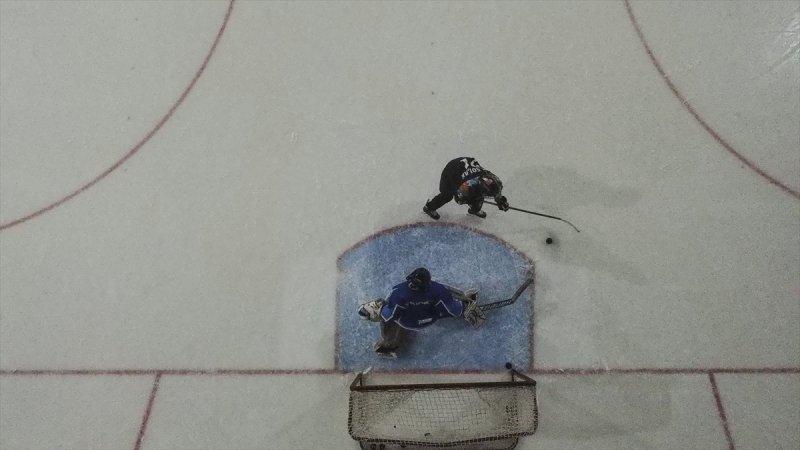 Gümüş Patenler Kadın Buz Hokeyi Takımı oyuncuları, tabuları yıkmak istiyor