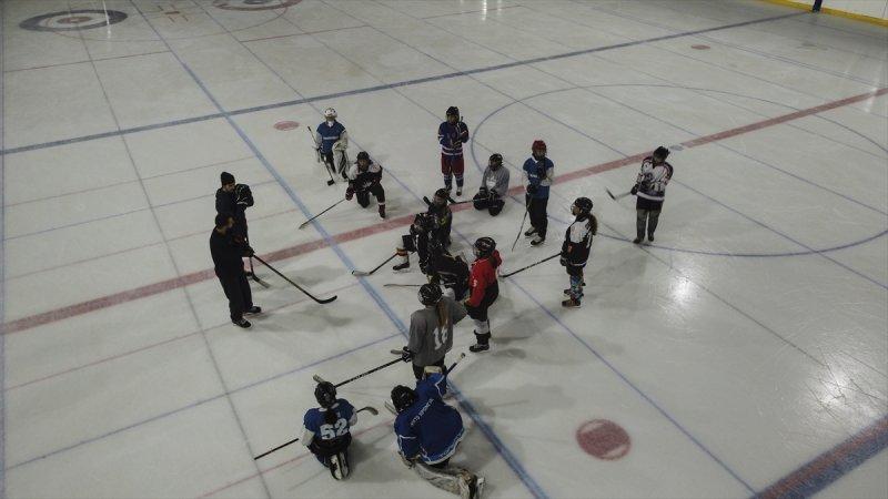 Gümüş Patenler Kadın Buz Hokeyi Takımı oyuncuları, tabuları yıkmak istiyor
