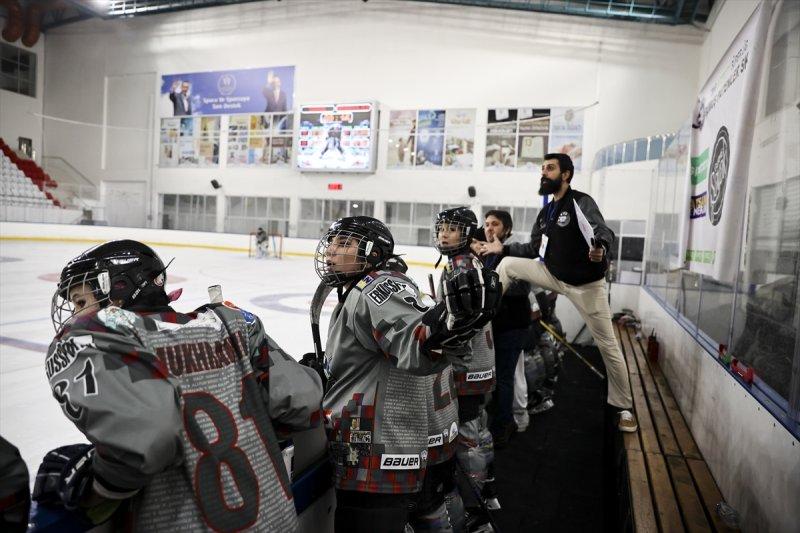 Gümüş Patenler Kadın Buz Hokeyi Takımı oyuncuları, tabuları yıkmak istiyor
