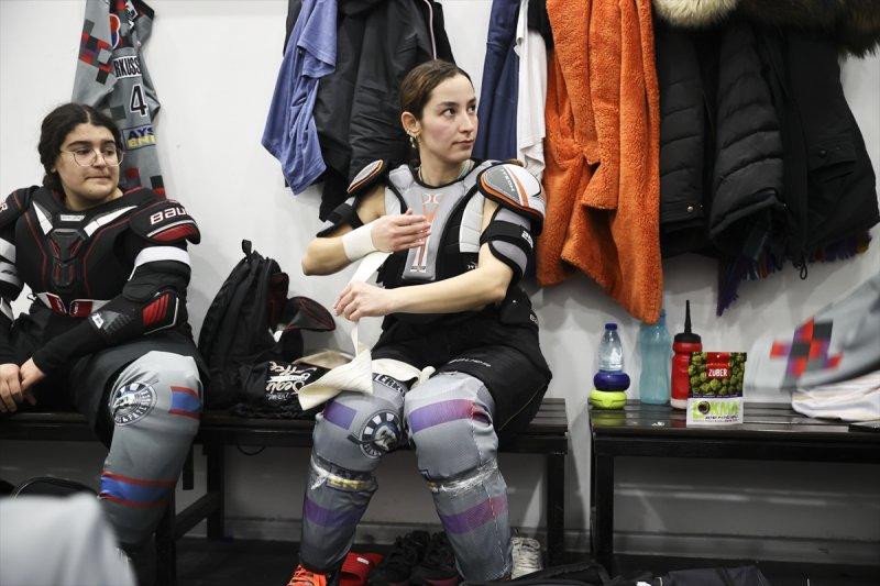 Gümüş Patenler Kadın Buz Hokeyi Takımı oyuncuları, tabuları yıkmak istiyor