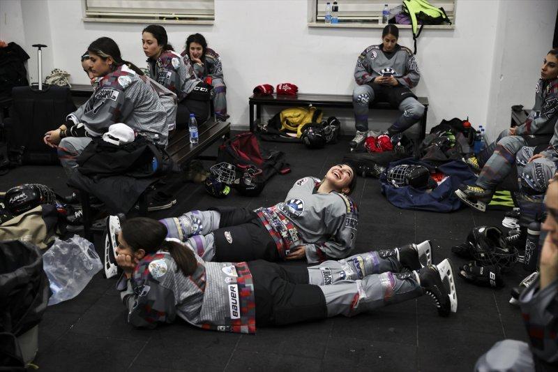 Gümüş Patenler Kadın Buz Hokeyi Takımı oyuncuları, tabuları yıkmak istiyor