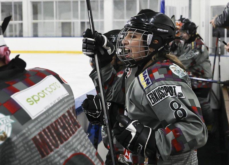 Gümüş Patenler Kadın Buz Hokeyi Takımı oyuncuları, tabuları yıkmak istiyor