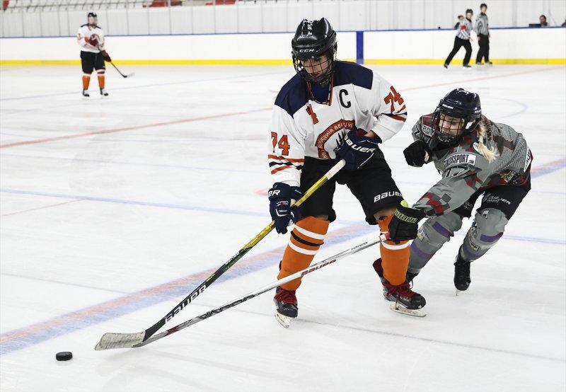 Gümüş Patenler Kadın Buz Hokeyi Takımı oyuncuları, tabuları yıkmak istiyor